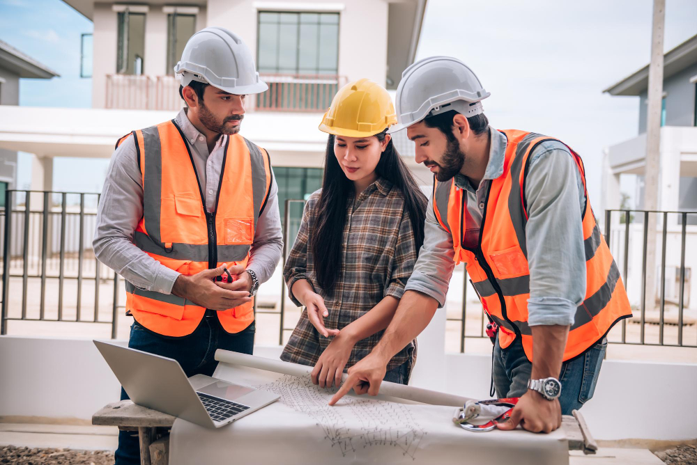 Equipa da Empreitada021 a colaborar num projeto de construção